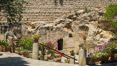 Trdgrdsgraven i Jerusalem, med en mngd krukor med frgranna blommor i frgrunden.